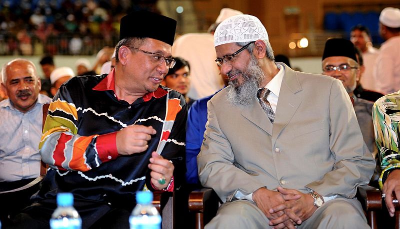Menteri Besar Datuk Seri Menteri Besar Datuk Seri Ahmad Razif Abdul Rahman (kiri) turut menghadiri majlis syarahan yang disampaikan oleh ilmuwan Islam terkenal Dr Zakir Naik di Stadium Tertutup Gong Badak, 10 April, 2016.  u00e2u20acu201d Foto Bernama 