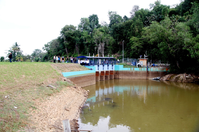 Anggota Suruhanjaya Perkhidmatan Air Negara Prof Datuk Dr Marimuthu Nadason mengadakan lawatan kerja di Pintu Air Jabatan Pengairan dan Saliran Tebok Pancor, Empangan Bukit Merah di Bagan Serai, 29 April 2016. u00e2u20acu201d Foto Bernama