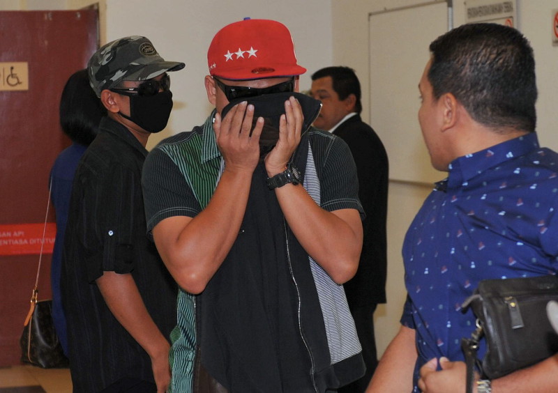 Two police lance corporals, Sudiman Shafie, 31, (right) and Mohd Nazlee Mohamad Yusof, 38, (left) are pictured at the Magistrates Court in Shah Alam, April 25, 2016, facing charges of deliberately not arresting a rape suspect. u00e2u20acu201d Bernama pic