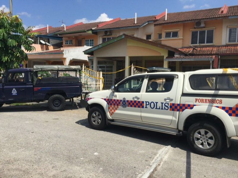 A police forensic team from Selangor police headquarters carrying out investigations at the murder scene in Rawang, April 14, 2016. u00e2u20acu201d Malay Mail pic