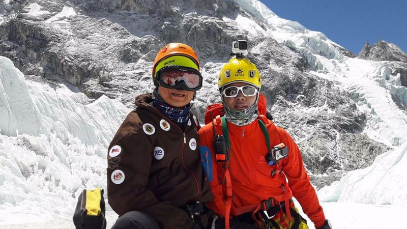 Pendaki lelaki tertua Malaysia James Lee Chong Meng (kiri) yang sedang mengikuti ekspedisi Lions Mount Everest Expedition 2016 bersama Sherpa bergambar selepas menjalani latihan penyesuaian diri di Kem Induk Everest, Nepal, 20 April 2016. u00e2u20acu2022 Foto Bernama