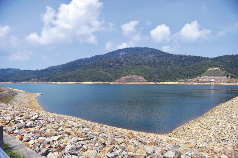Low water levels at dams in Kedah could result in Sungai Muda being reduced to a stream, as happened to Sungai Golok on the Thai-Malaysia border. u00e2u20acu201d Picture by R. Mahgeshan