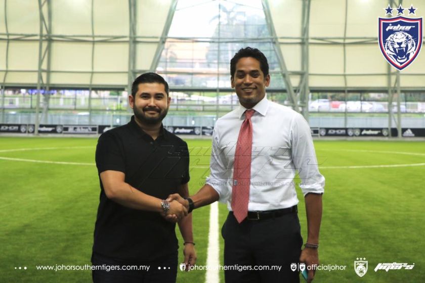 Khairy Jamaluddin (kanan) bertemu Tunku Ismail Ibrahim di Johor Baru. -- Foto ihsan Facebook/Johor Southern TIgers