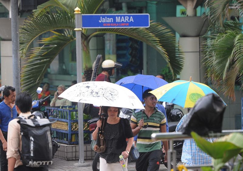 Pedestrians walking along the newly-named Jalan Mara in Kuala Lumpur, formerly known as Jalan Semarang, on a hot day, April 6, 2016. u00e2u20acu2022 Bernama pic