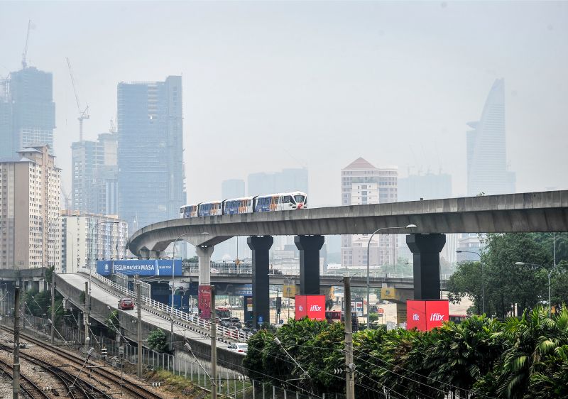 Air quality deteriorated in Kuala Lumpur  yesterday. Five places in the Klang Valley recorded unhealthy API readings. u00e2u20acu201d Picture by Firdaus Latif 