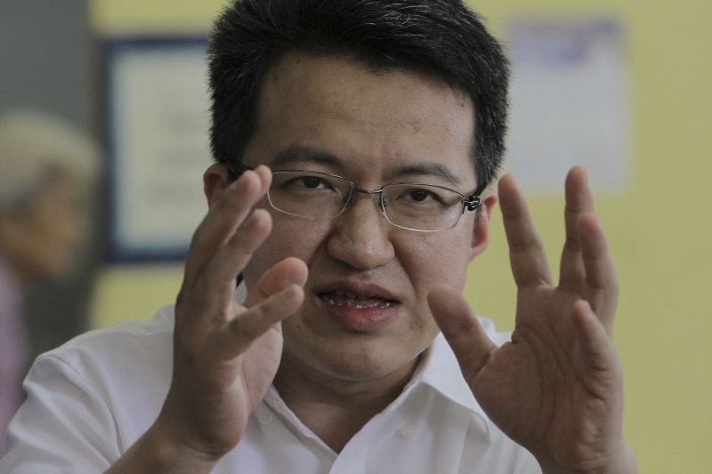 Liew Chin Tong speaks at a press conference at the signature campaign in Kg Baru Salak Selatan in Kuala Lumpur, April 17, 2016. u00e2u20acu201d Picture by Yusof Mat Isa