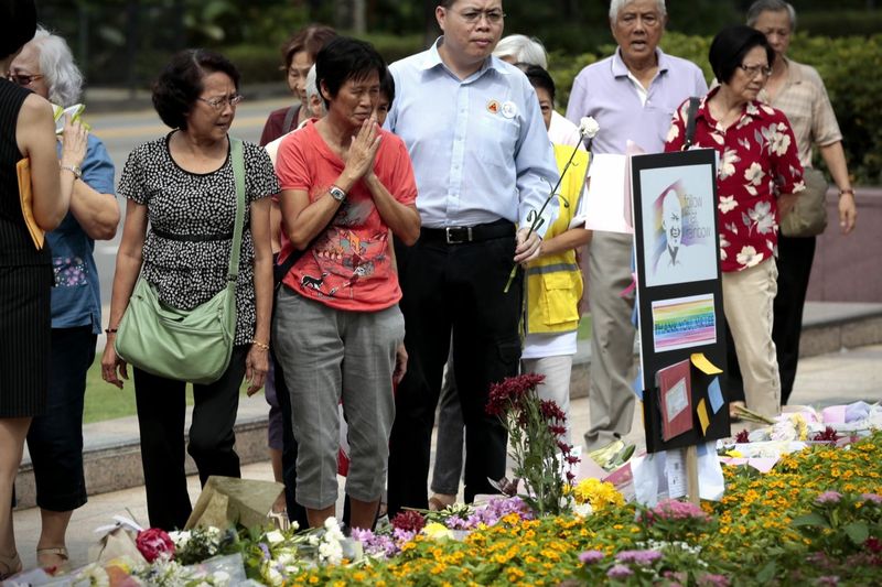 Members of the public and various community and corporate organisations place flowers at Lee Kuan Yew tribute site at Istana Park on March 23, 2016. u00e2u20acu201d TODAY pic