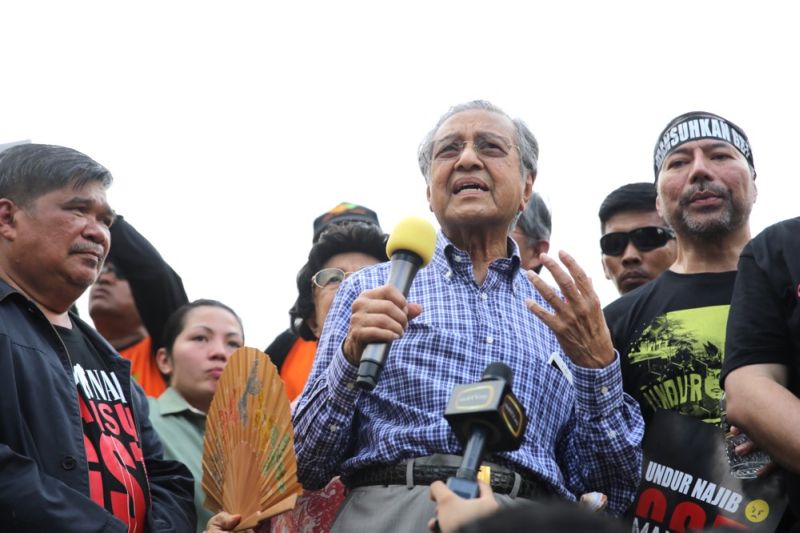 Dr Mahathir Mohamad addressing the crowd at the anti-GST rally near Dataran Merdeka April 2, 2016. u00e2u20acu201d Picture by Choo Choy May