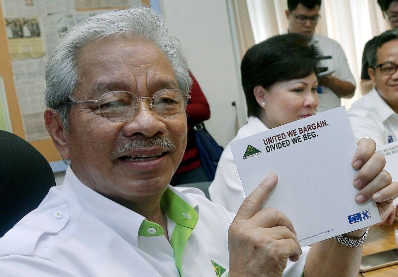 Tan Sri Dr James Masing, president of Parti Rakyat Sarawak (PRS) showing off the slogan u00e2u20acu02dcUnited We Bargain, Divided We Begu00e2u20acu2122 when launching the manifesto PRS at the party headquarters in Kuching, April 14, 2016. u00e2u20acu201d Bernama pic