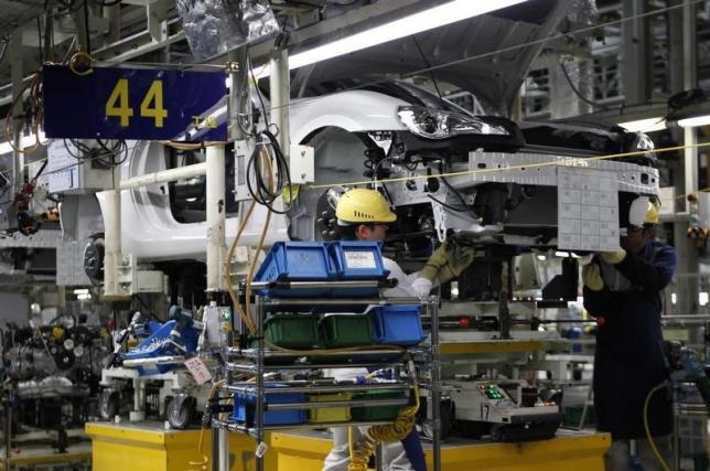 Factory workers assemble a Toyota 86 at Fuji Heavy Industries Ltdu00e2u20acu2122s Gunma Main Plant in Ota, Gunma prefecture, March 16, 2012. REUTERS/TORU HANAI