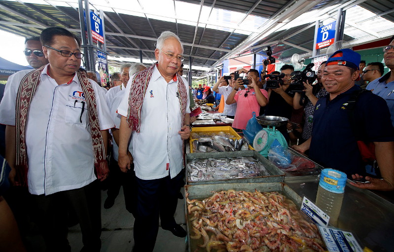 Prime Minister Datuk Seri Najib Razak (left) visiting the FAMA Pasar Tani after opening the Sarawak Rural Transformation Centre (RTC) Betong, April 17, 2016. u00e2u20acu201d Bernama pic