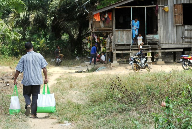 Orang Asli beragama Islam dari Kampung Paya Mengkuang membawa pulang sumbangan yang diterima pada majlis Sumbangan Zakat UMW Holdings Bhd dan Jalinan Ukhwah yang disampaikan oleh Datuk Razali Shahabudin hari ini. u00e2u20acu2022 Foto Bernama