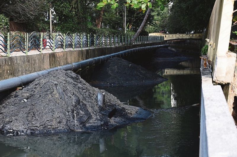 Black waters flow from Sungai Batu Ferringhi into the sea, irking holiday makers and hoteliers who are disappointed with the sight and smell. u00e2u20acu201d Picture by Sayuti Zainudin