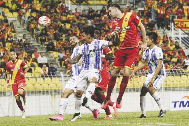 Selangoru00e2u20acu2122s Robert Cornthwaite (right) heads the ball under pressure from Penang players. The Red Giants won 1-0. u00e2u20acu201d Bernama pic