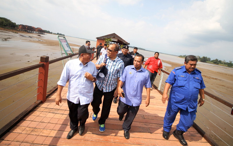 Minister in the Prime Ministeru00e2u20acu2122s Department Datuk Seri Shahidan Kassim (left) visiting the Bukit Merah dam, in Bagan Serai, April 27, 2016. u00e2u20acu201d Bernama pic