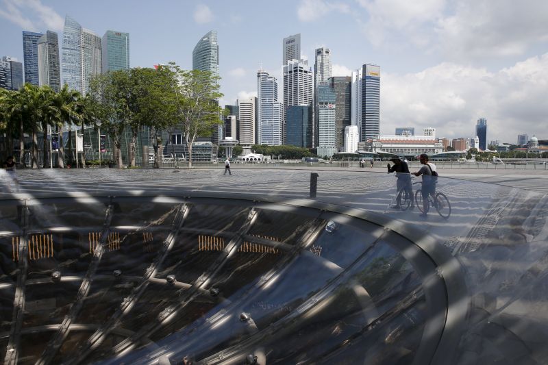 People look into a water fountain with the backdrop of the city skyline in Singapore April 27, 2016. u00e2u20acu2022 Reuters pic
