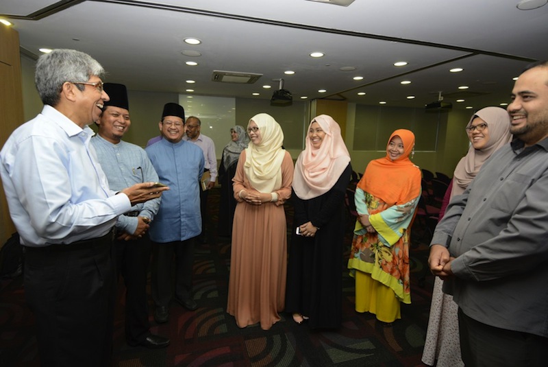 Dr Yaacob engaging with asatizah at the AAEDP dialogue session courtesy of MUIS.u00c2u00a0u00e2u20acu201d TODAY pic