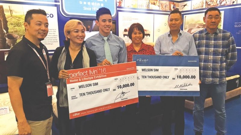 Welson (third left) and Ngiat Kim (third right) receiving the sponsorship from (from left) Ideas Factory director Jason Yap, Adriana, Mark and G V Home Concept Sdn Bhd director Sim Hock Seng. u00e2u20acu2022 Malay Mail pic