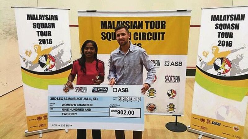 S. Sivasangari with the mock cheque she received from Malaysian Squash Tour organiser Azlan Iskandar after winning the third leg at National Squash Centre, Bukit Jalil, April 22, 2016 MM supplied