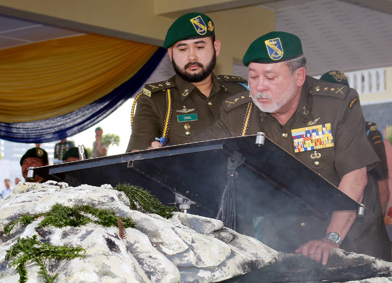 Sultan of Johor Sultan Ibrahim Sultan Iskandar Tunku Mahkota Johor accompanied by Tunku Ismail Sultan Ibrahim (left) signing a plaque to mark the opening of Kem Baharu Askar Timbalan Setia Negeri Johor, in Johor Baru, April 8, 2016. u00e2u20acu201d Bernama pic