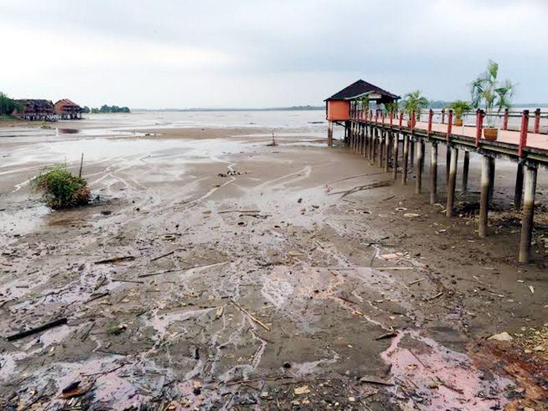 Jeti ke Pulau Orang Utan di tasik Bukit Merah tidak boleh digunakan kerana air di tasik cetek akibat musim panas. u00e2u20acu2022 Foto Bernama