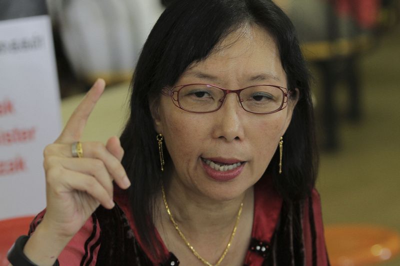 Teresa Kok speaks at a press conference at the signature campaign in Kg Baru Salak Selatan in Kuala Lumpur, April 17, 2016. u00e2u20acu201d Picture by Yusof Mat Isa