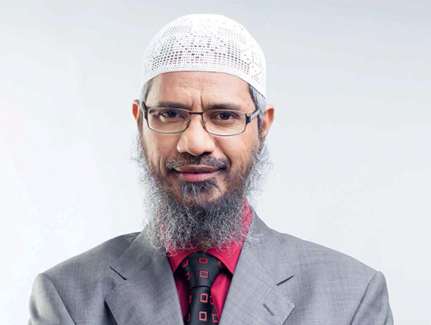 Walaupun menimbulkan kontroversi kerana pandangannya terhadap agama lain, dakwah Dr Zakir Naik tetap mendapat sambutan 30,000 orang di Terengganu, malam tadi. u00e2u20acu201d Gambar ihsan Islamic Research Foundation