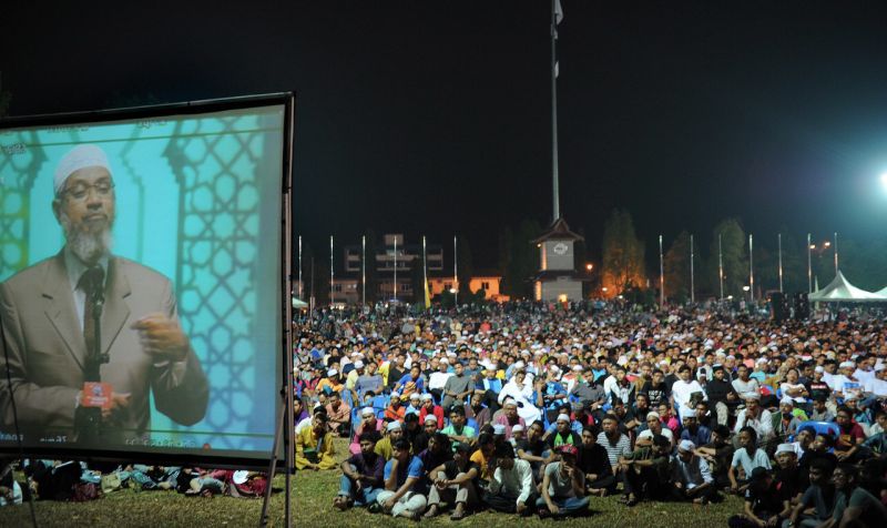 Ribuan orang menghadiri ceramah bertajuk u00e2u20acu02dcPilihan Orang Islam, Dakwah Atau Kemusnahanu00e2u20acu2122 yang disampaikan penceramah Dr Zakir Naik melalui skrin gergasi di Padang Astaka Kemaman malam tadi. u00e2u20acu2022 Foto Bernama