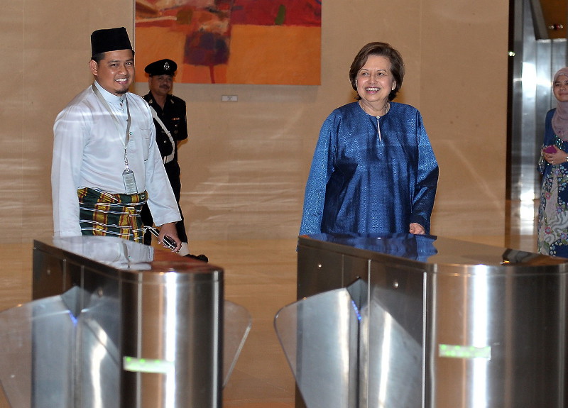 Bank Negara Governor Tan Sri Dr Zeti Akhtar Aziz, who is retiring, arrives to meet representatives of the media in the foyer of the central bank building, April 29, 2016. u00e2u20acu201d Bernama pic