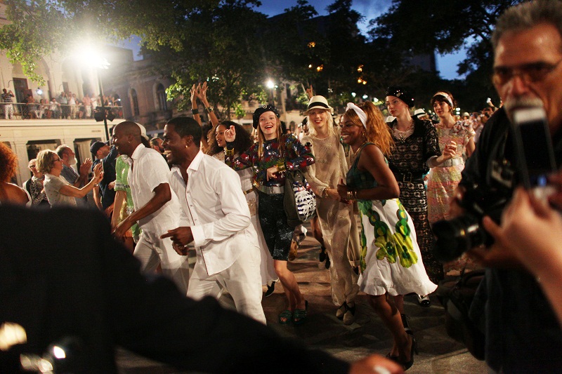 Models dance during a fashion show presenting creations by German designer Karl Lagerfeld as part of his latest inter-seasonal Cruise collection for fashion house Chanel at the Paseo del Prado street in Havana, Cuba, May 3, 2016. 