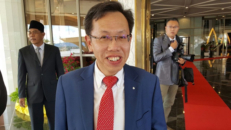 Datuk Dr Sim Kui Hian arrives for the swearing in ceremony for the Sarawak Cabinet in Kuching May 13, 2016. — Picture by Sulok Tawie