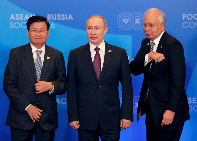 Laosu00e2u20acu2122 Prime Minister Thongloun Sisoulith, Russian President Vladimir Putin and Prime Minister Datuk Seri Najib Razak gather for a family photo with heads of the delegations at the Russia-Asean summit in Sochi, Russia May 20, 2016. u00e2u20acu201d Reuters pic