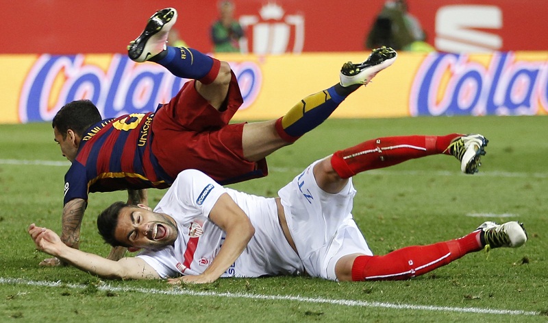 Sevilla’s Vitolo in action with Barcelona’s Dani Alves in Madrid, Spain May 22, 2016.