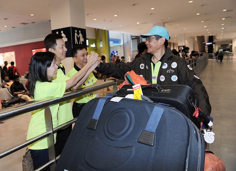 James Lee Chong Meng (right) is greeted by organising chairman Datuk Javern Lim (second from left) and Lions staff at the KLIA2 Airport, in Sepang May  25, 2016. u00e2u20acu201d Bernama pic