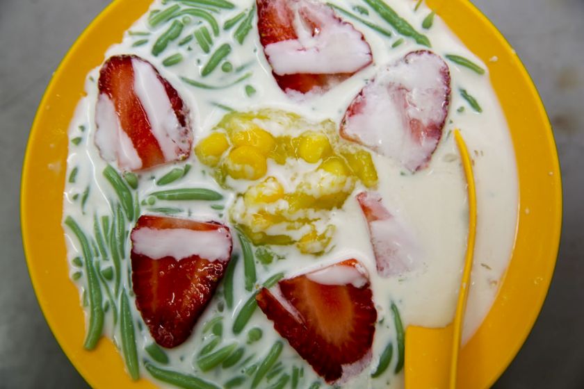 For a lighter refreshing taste, try the cendol strawberry that is topped with the fresh fruit.