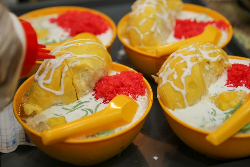 Just before each bowl of durian cendol with glutinous rice is sent out, the durian is drizzled with santan sawit.  