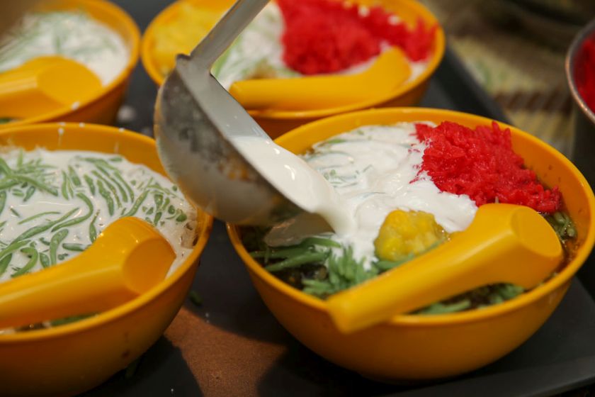 The stall uses santan sawit since it lasts longer and it’s not as rich tasting compared to coconut milk.