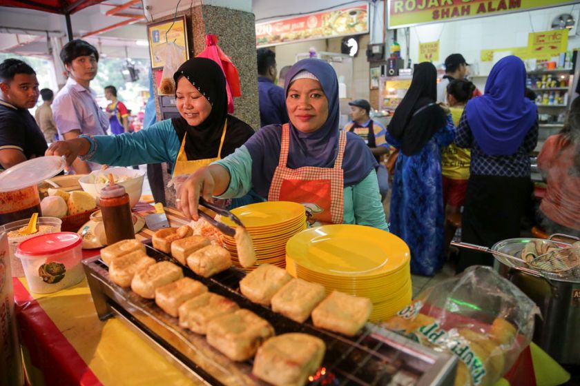 You can also order rojak and tauhu bakar as you wait for your durian cendol. 