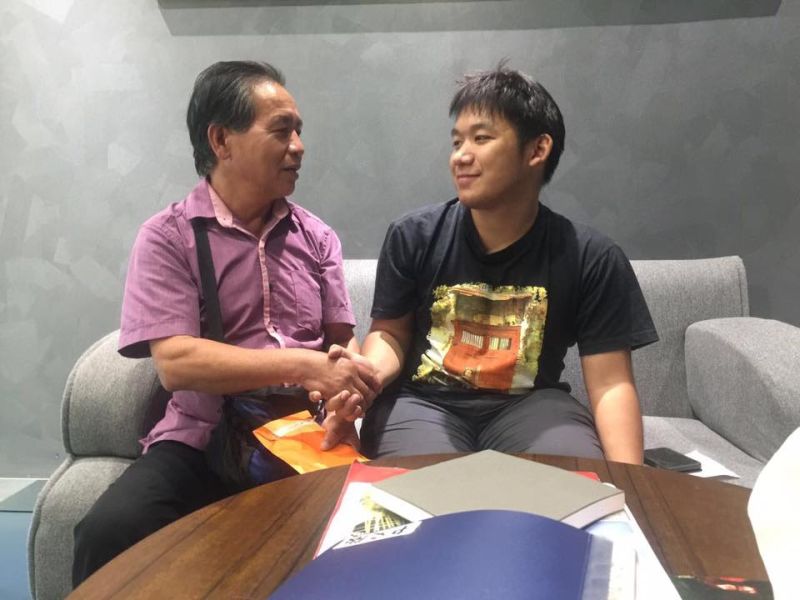 Khunakorn Kocharint, 21, (right) met with father to late mountain guide Robbi Sapinggi, Sapinggi Ladsou, to donate his 50,000 baht (RM5,600) winnings from an architectural design competition in Bangkok to show his gratitude. 