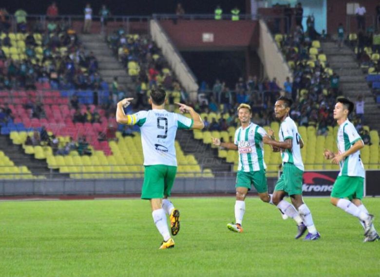 Ilija Spasojevic, pemain nombor 9, bergembira dengan pasukan Melaka United selepas menjaringkan gol ketika menentang ATM di Melaka malam tadi. u00e2u20acu2022 Foto ihsan Facebook/ Melaka United Soccer Association    