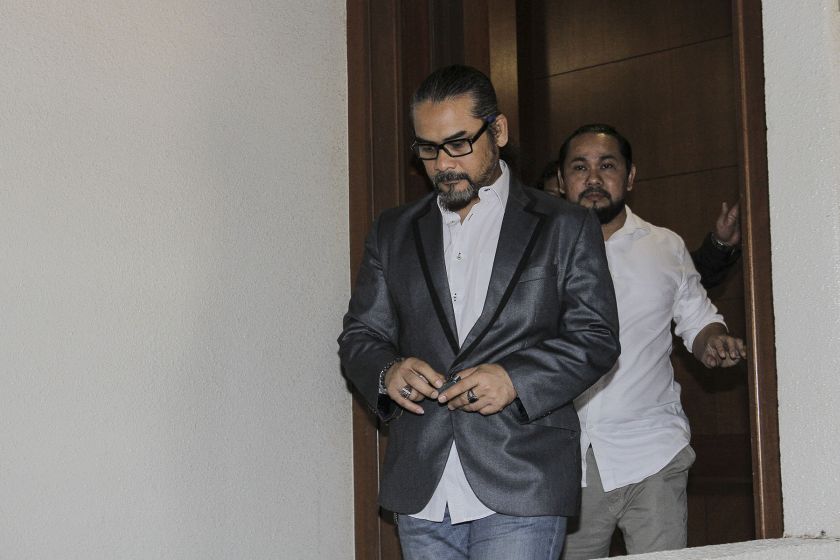 Awie atau nama sebenarnya Ahmad Azhar Othman keluar dari Mahkamah Majistret Jenayah 9 selepas didenda RM2,000 atas pertuduhan menyebabkan kecederaan terhadap bekas isterinya Rozana Misbun, 10 Mei, 2016. u00e2u20acu201d Foto oleh Yusof Mat Isa