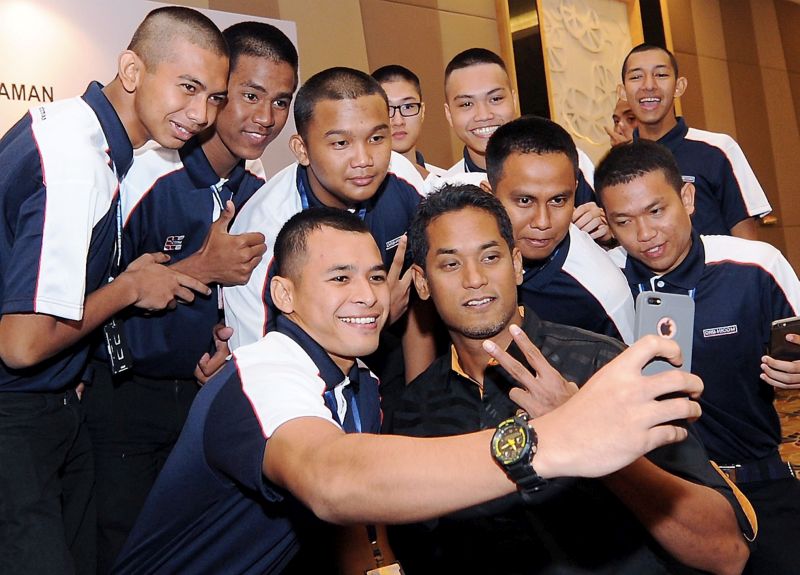 Youth and Sports Minister Khairy Jamaluddin wefie with aircraft structural repair students, Composites Technology Research Malaysia Sdn Bhd, at signing of MoU between ministry and DRB-Hicom in Putrajaya May 24, 2016. BERNAMA