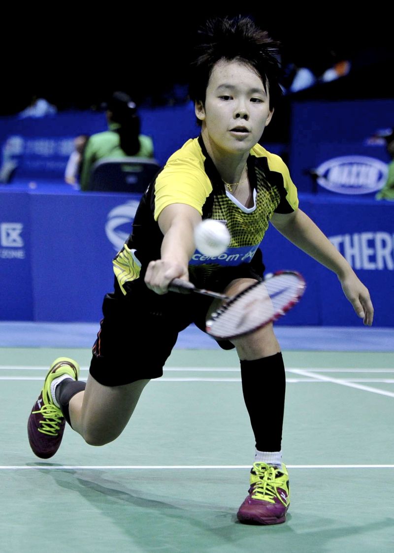 Goh Jin Wei at first singles gives world number one Marin Carolina a hard time before submitting 18-21, 22-20, 16-21.