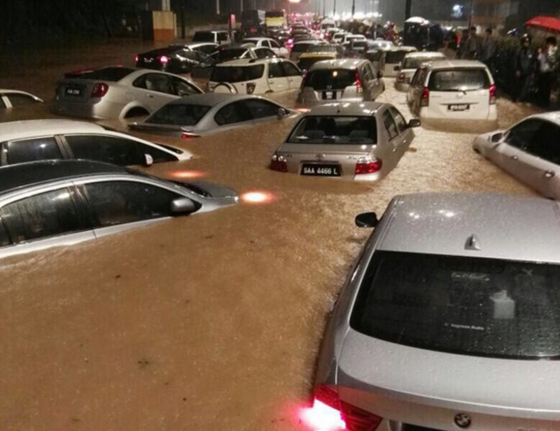 Banyak kereta dinaiki air ketika berdepan kesesakan teruk susulan banjir di beberapa jalan utama di Kuala Lumpur mulai awal malam ini, 12 Mei 2016. u00e2u20acu201d Foto ihsan Twitter/Anis Afiqah