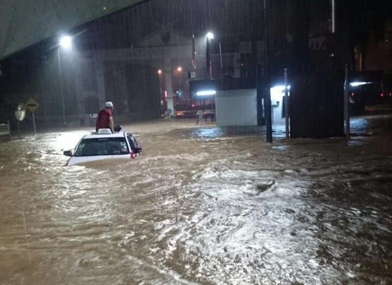 Seorang lelaki, dipercayai pemandu, berada di atas bumbung teksi dekat pintu masuk utama Universiti Malaya dari arah Kuala Lumpur. u00e2u20acu201d Foto ihsan Twitter/ Bernama