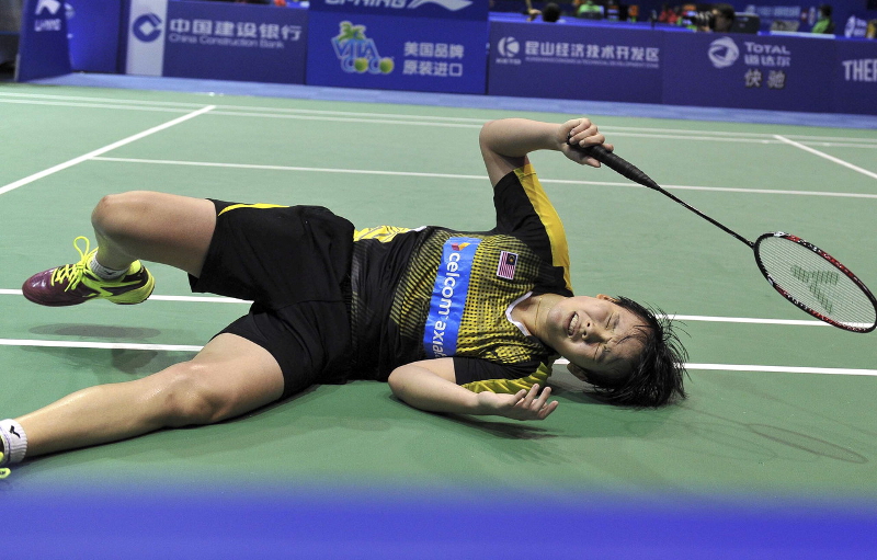 Pemain perseorangan wanita kedua negara Goh Jin Wei terjatuh ketika cuba membalas hantaran lawannya dari China Wang Yihan pada Kejohanan Piala Uber di Pusat Sukan Kunshan 15 Mei 2016. u00e2u20acu201d Foto Bernama