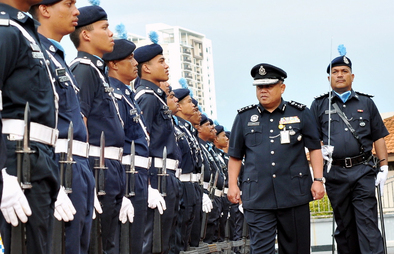 Timbalan Ketua Polis Kedah Datuk Abd Jalil Hassan (tengah) memeriksa perbarisan kehormat pada Majlis Tamat Latihan Konstabel SSPDRM Siri 3/14 dan Siri 1/15 di Ibu Pejabat Polis Kontinjen Kedah, Alor Setar 30 Mei 2016. u00e2u20acu201d Foto Bernama