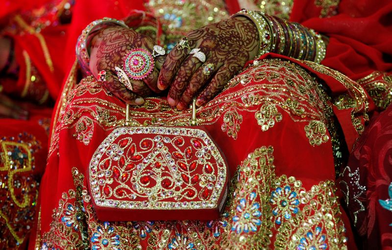 A bride holds her purse during a mass wedding ceremony in Karachi, Pakistan May 9, 2016. u00e2u20acu201d Reuters pic