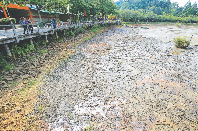 The Bukit Merah reservoir has been classified as being in the u00e2u20acu02dcstage threeu00e2u20acu2122 critical level. u00e2u20acu201d Picture by Marcus Pheong 