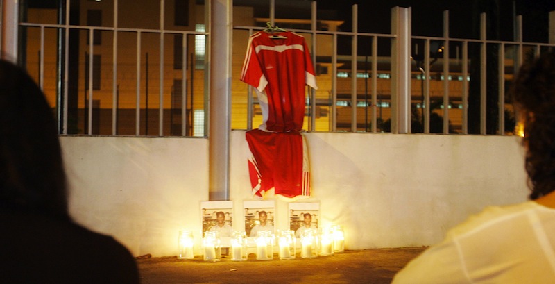 Anti-death penalty activists and sympathisers hold a vigil outside Changi Prison compound in Singapore January 26, 2007. u00e2u20acu201d AFP pic